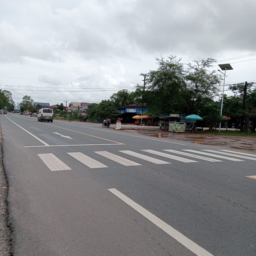 Ou Chamnar km 195 Abzweigung auf Betonstrasse