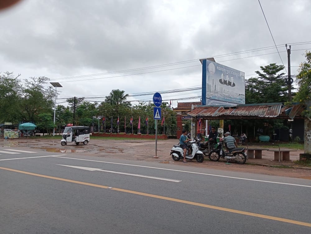 Ou Chamnar Regierungsgebäude und Bushaltestelle