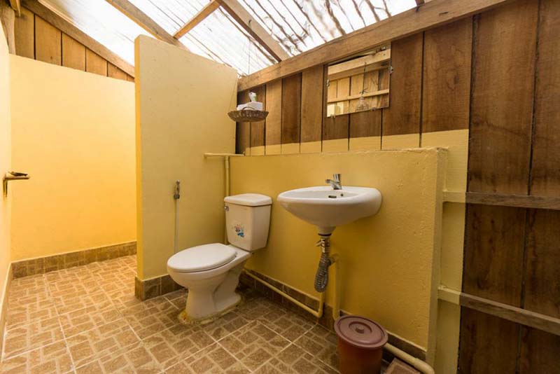 Badezimmer in einem der Inselbungalows