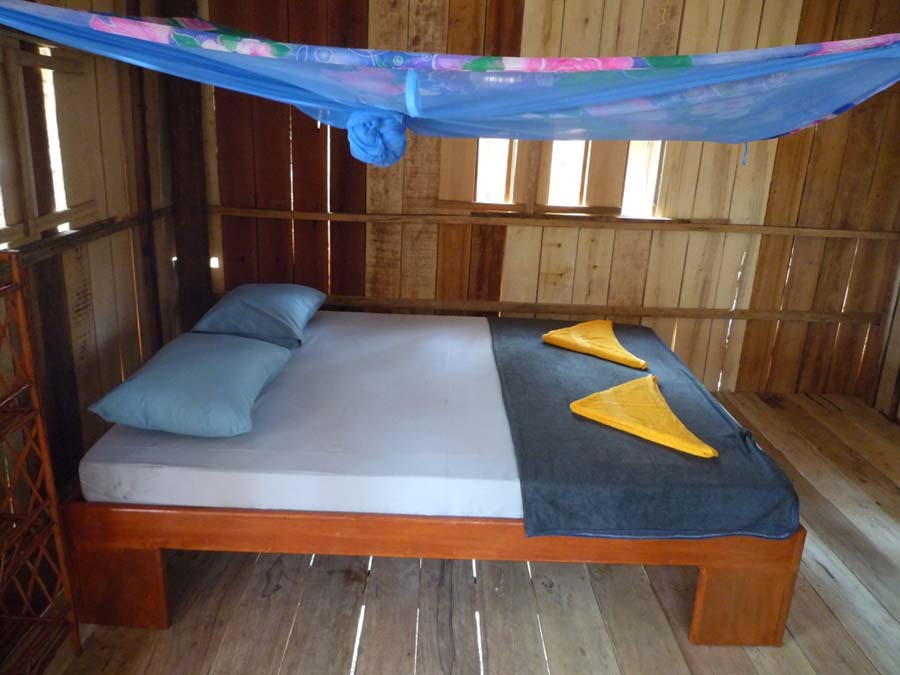 Doppelbett im Strandbungalow mit grossem Moskitonetz