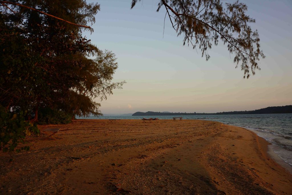Strand auf der Insel Koh Thmei vor dem Resort
