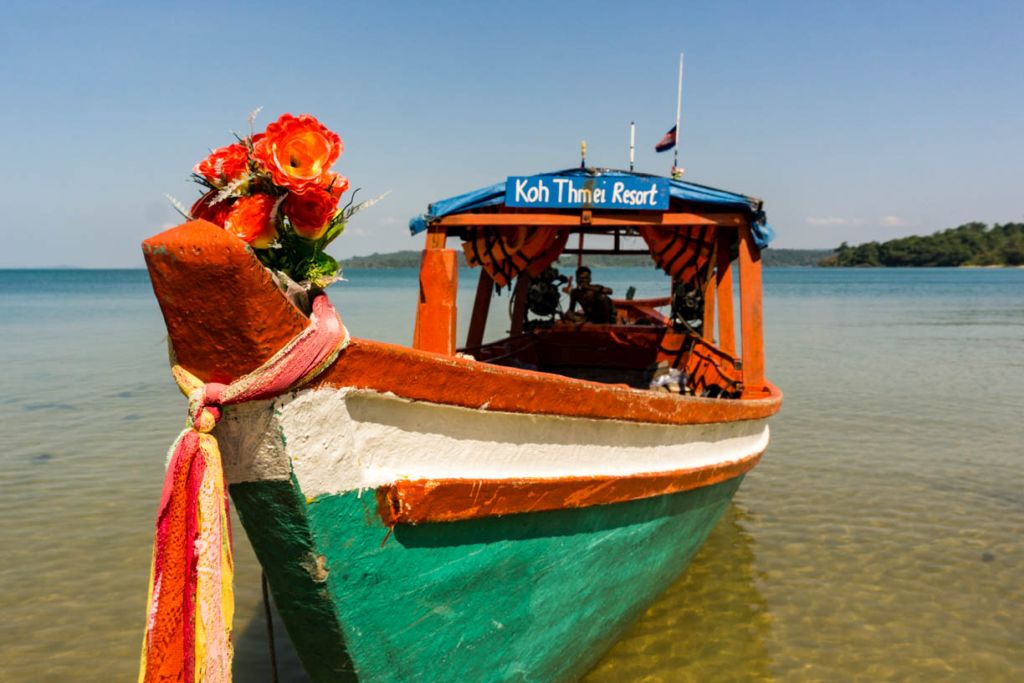 Das Touristen-Shuttle-Boot des Koh Thmei Insel ResortResort.