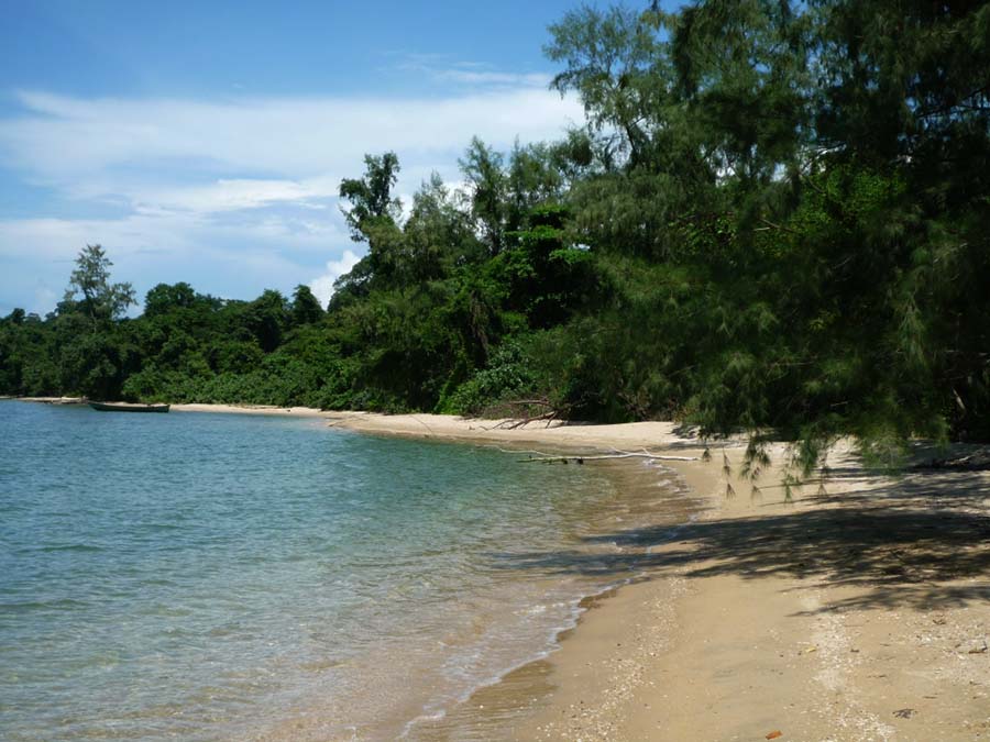Strand auf der Insel Koh Thmei in der Naehe des Resorts