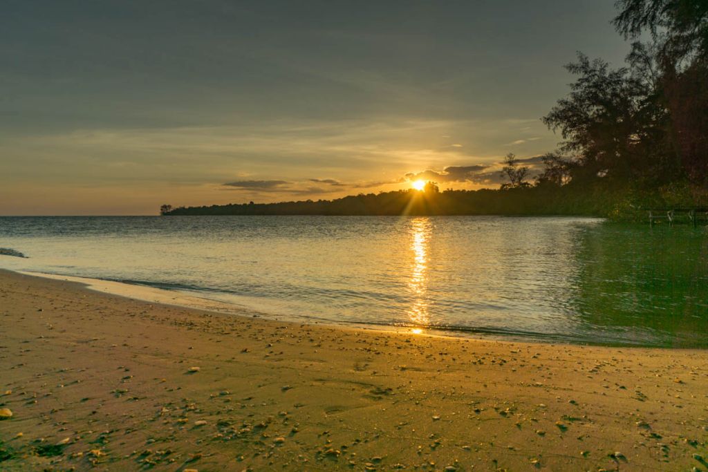 Der Sonnenuntergang vom Strand der Insel Koh Thmei