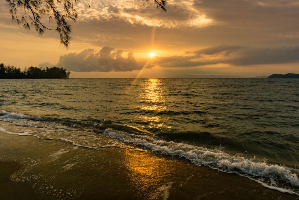 Der Sonnenaufgang vom Strand auf der Insel Koh Thmei